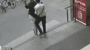 EXPLICITO: Surge nuevo VIDEO del terrorista de Melbourne apuñalando a un hombre en el cuello