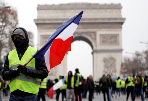 Gobierno francés propone recortes fiscales para atajar la crisis de los chalecos amarillos
