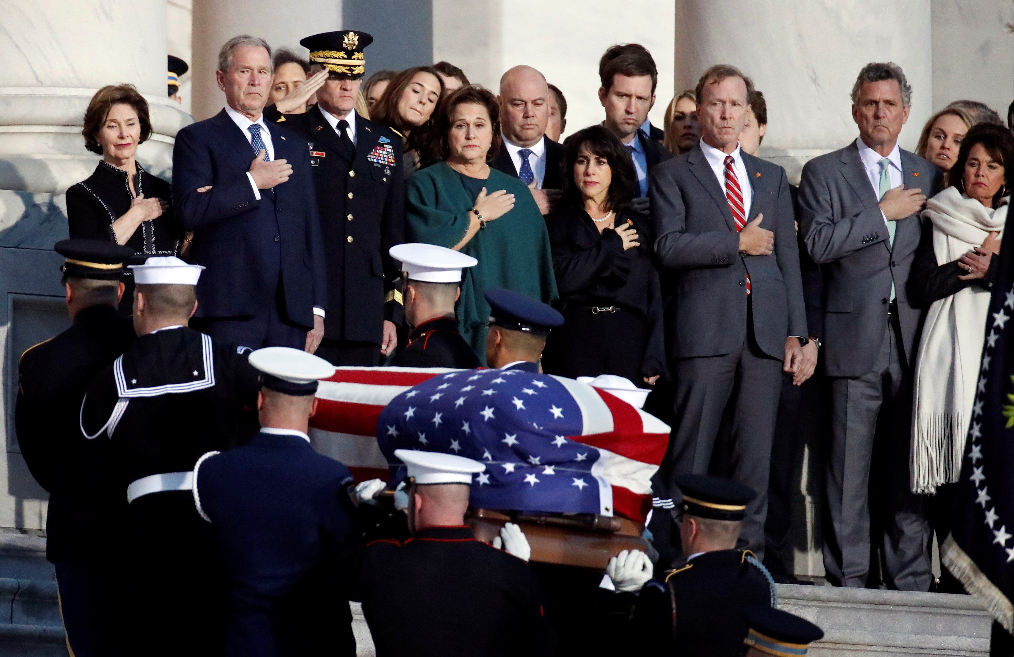 Cuerpo del expresidente George H.W Bush yace en el Capitolio de EEUU