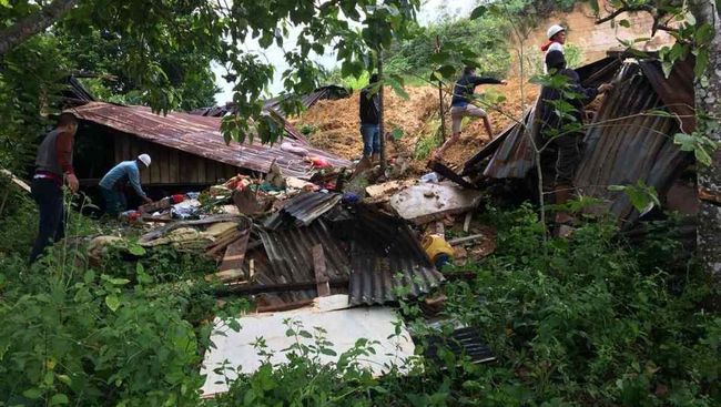 Ocho muertos y dos desaparecidos por avalancha en Indonesia