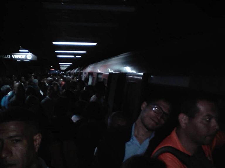 Ciudadanos vivieron el terror luego que se descarrilara un tren en la línea 3 del Metro de Caracas #19Ene (VIDEO)