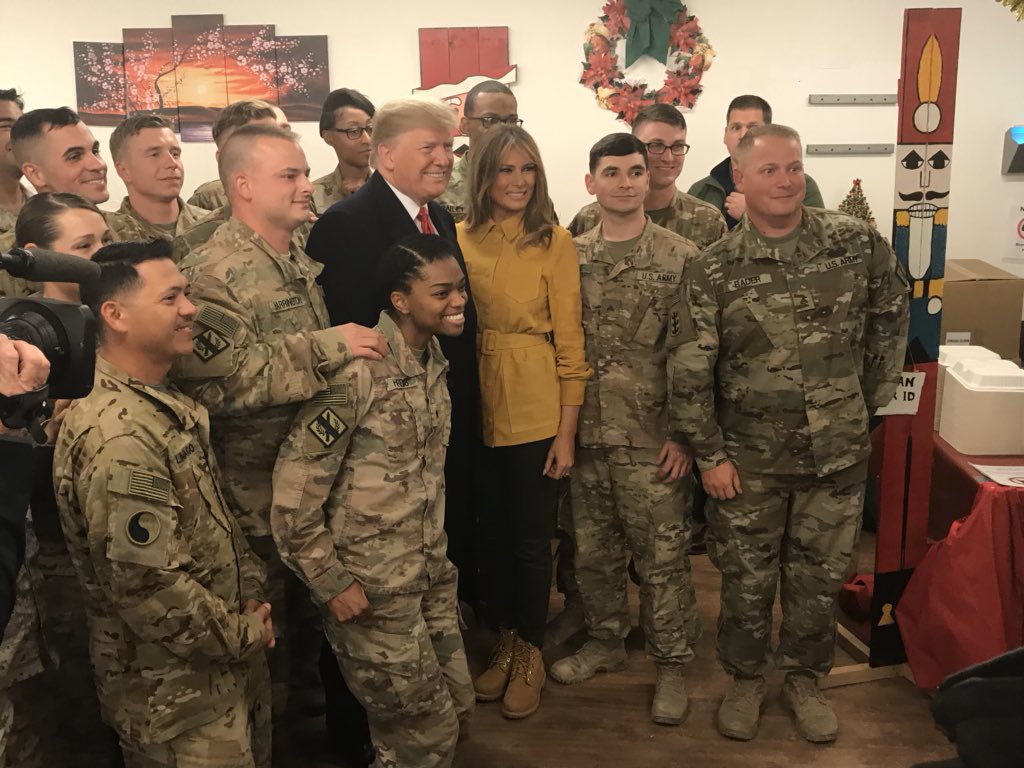 Trump y Melania viajaron por sorpresa a Irak para visitar tropas de EEUU (Fotos)