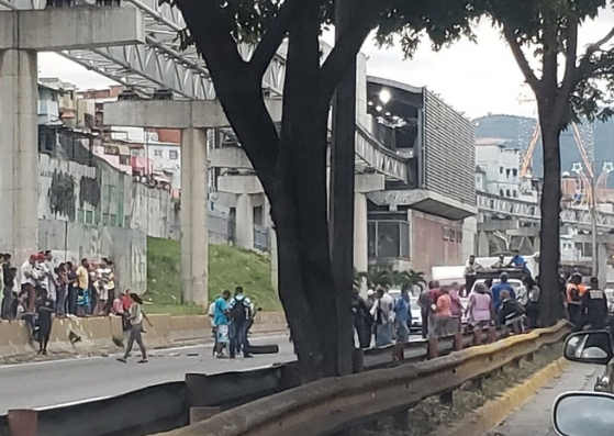 Protesta en la autopista Francisco Fajardo a la altura de Petare #13Dic (fotos y video)