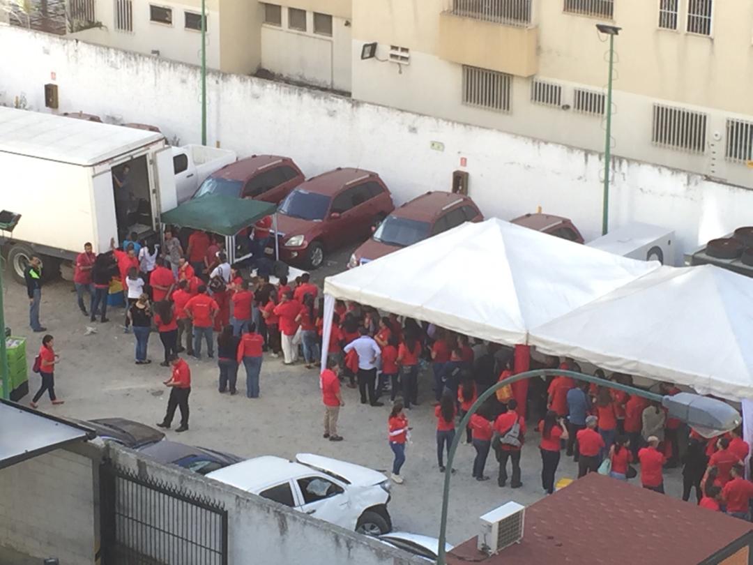 Como ovejitas rojas: Trabajadores del Banco del Tesoro hacen su cola para el pernil