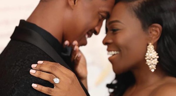 Así no dice que no: Le propone matrimonio con seis anillos de diamantes para que ella elija el que le guste (Fotos)