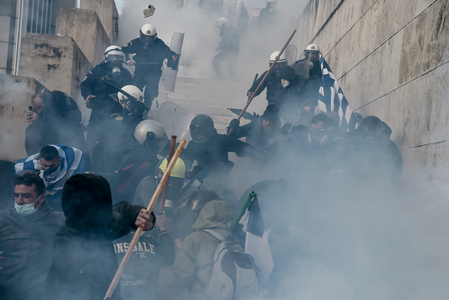 Arde Atenas durante manifestación contra el cambio del nombre de Macedonia (fotos)