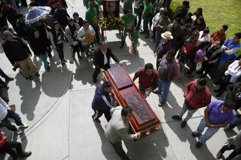 Mexicanos enterraron a 79 víctimas de explosión de ducto saqueado (Fotos)