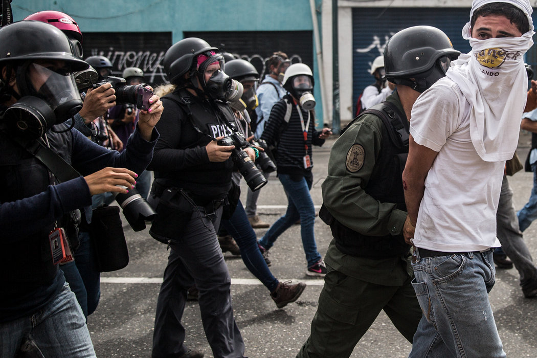 Bebés que mueren de hambre, bombas molotov y amenazas de muerte: Una fotoperiodista en Venezuela