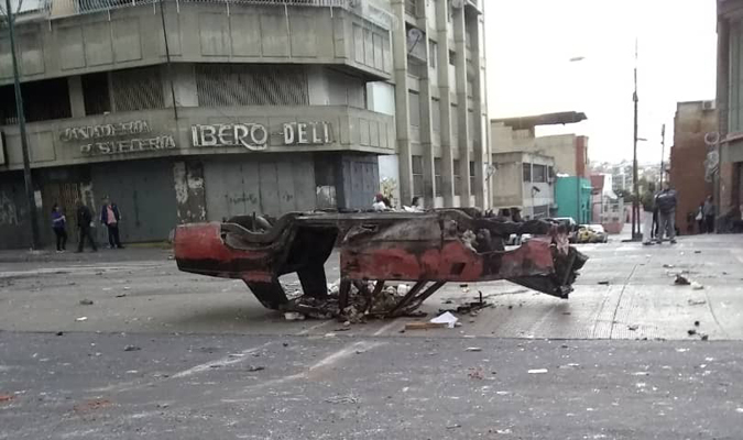 Así amaneció la avenida Fuerzas Armadas tras la intensa noche de protestas #22Ene (FOTOS)