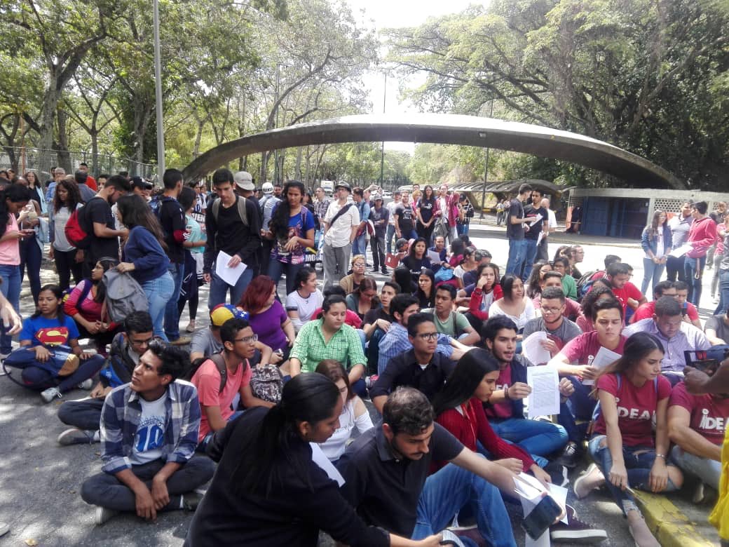Estudiantes de la UCV se sumaron a la protesta #30Ene (fotos)