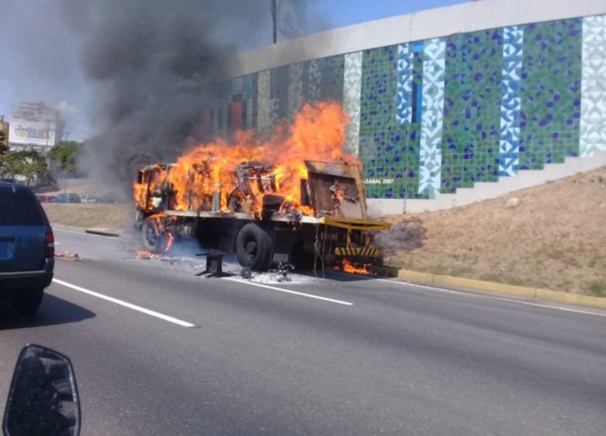 Una gandola se incendio en el distribuidor Altamira (video)
