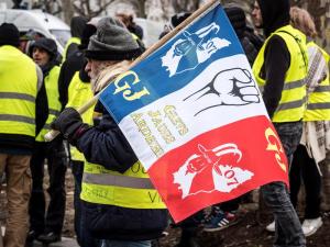 Macron lamenta muerte de 11 personas en protestas de chalecos amarillos