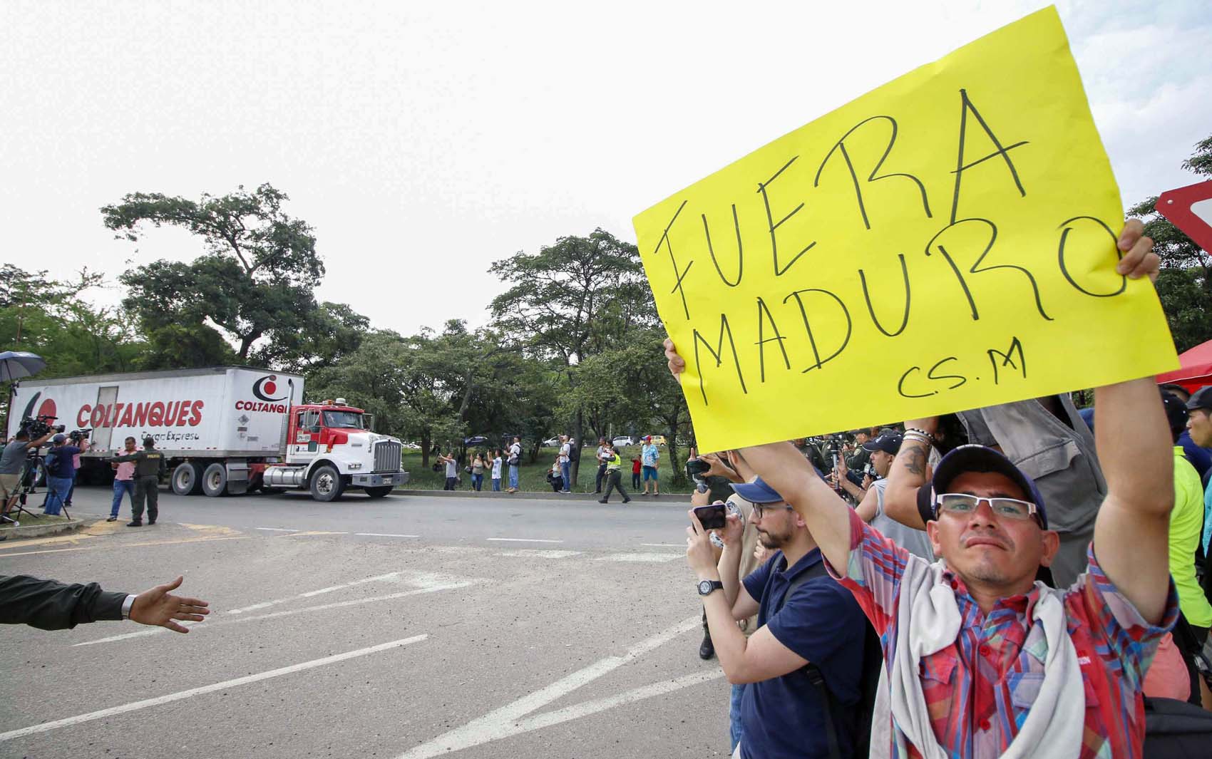 Venezolanos exigen a Maduro en Las Tienditas que deje entrar la ayuda humanitaria (video)