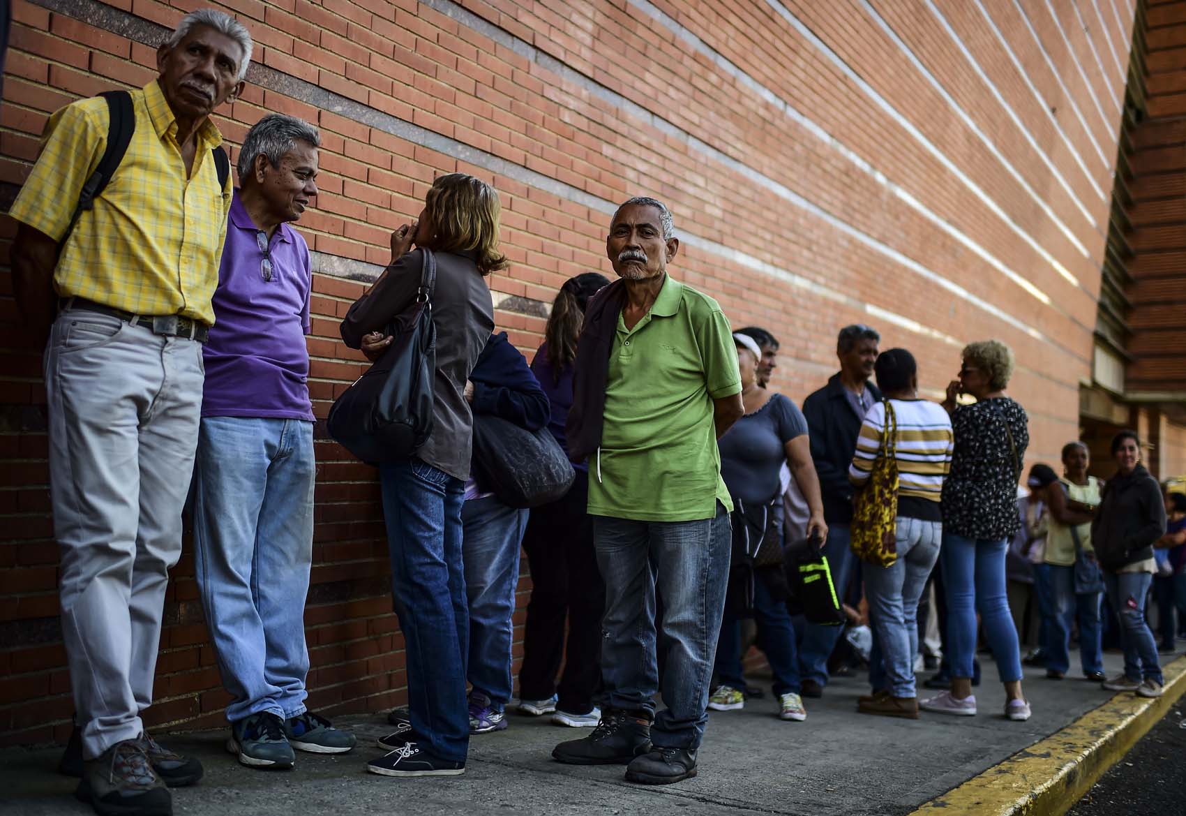 Adultos mayores en Venezuela se rebuscan para completar la pensión
