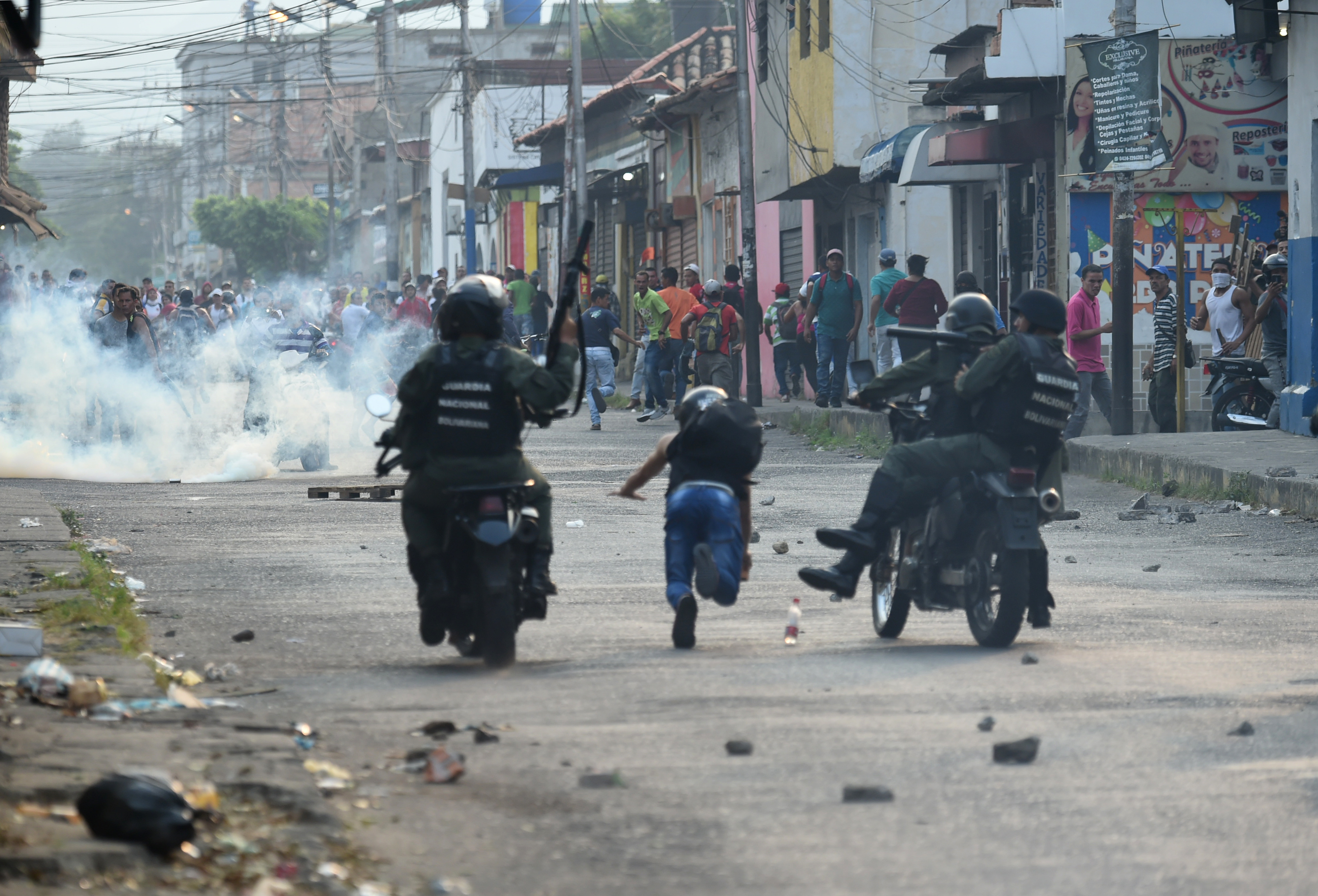 EN FOTOS: La brutal represión contra manifestantes en Ureña #23Feb (Fotos)