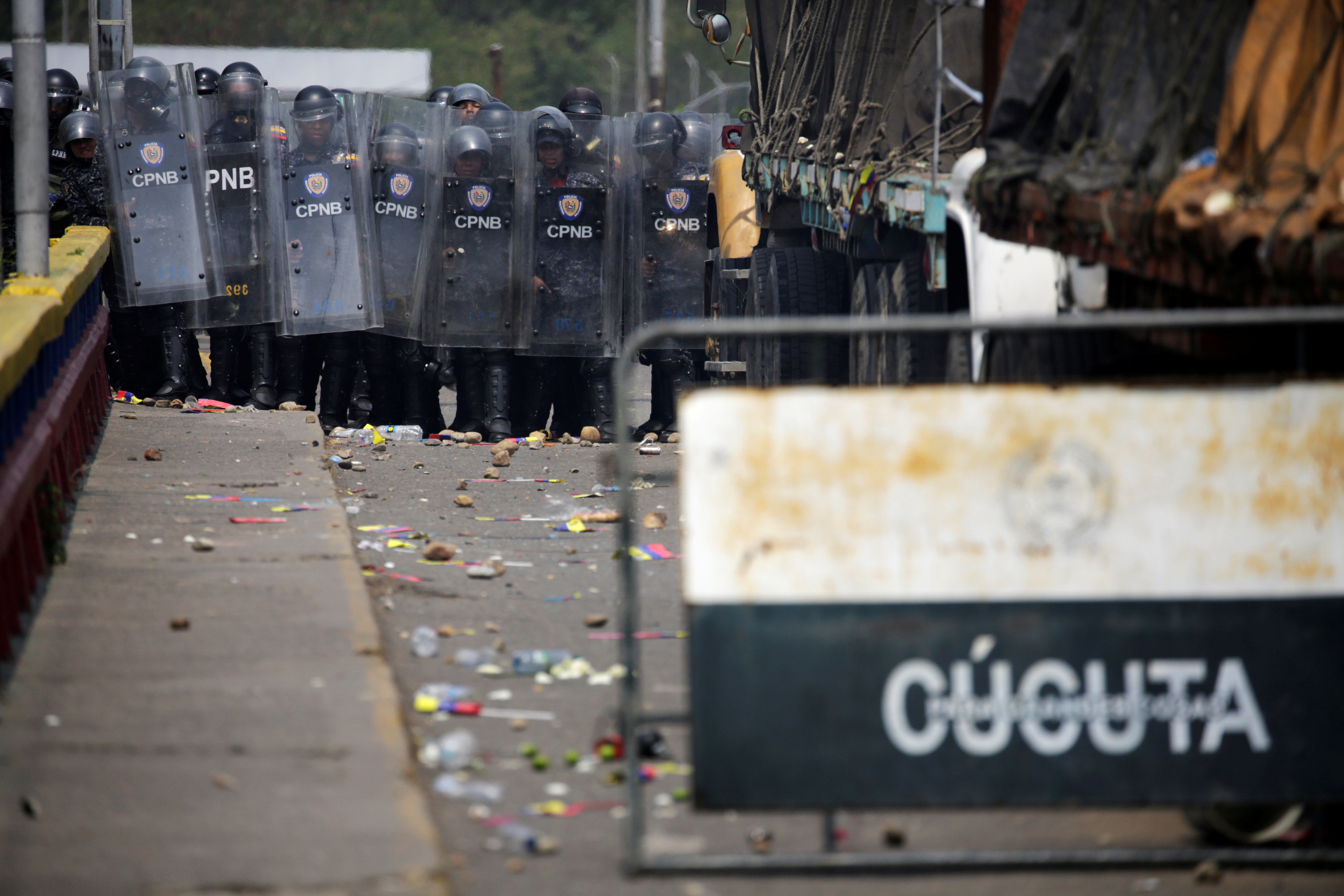 Denuncian que militares venezolanos fueron amarrados en barricadas por querer cruzar a Colombia