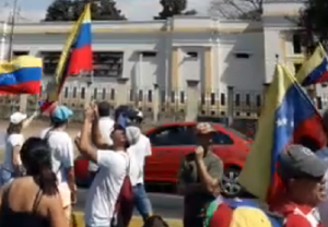 Aragueños manifiestan frente al Cuartel Paéz #23Feb (VIDEO)