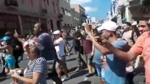 Cubanos protestan contra la dictadura en las calles de La Habana