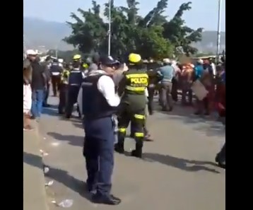Policía colombiano afectado por represión de la GNB #25Feb (VIDEO)