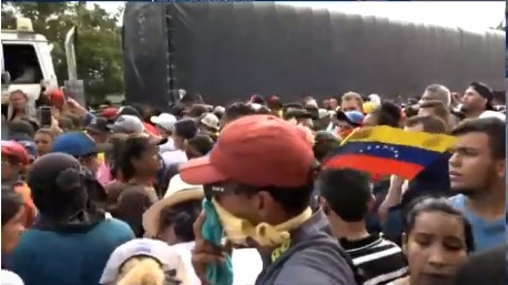 #EnVivo por LaPatilla y Vpi TV Camiones con ayuda humanitaria intentan atravesar el Puente Simón Bolívar