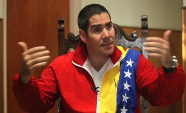 ¡Ni a la FAMILIAA le gusta! Winston Vallenilla interpretó la peor versión de “Venezuela” (VIDEO)