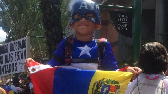 Capitán América mi futuro depende de ti…la esperanza de los venezolanos por el apoyo de EEUU (foto)