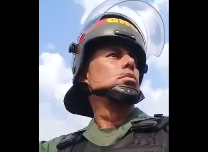 GNB y colectivos increpan a la policía colombiana para que expulse a manifestantes venezolanos (Video)