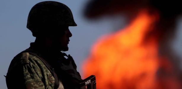 Reportan incendio en un ducto de gasolina en el centro de México