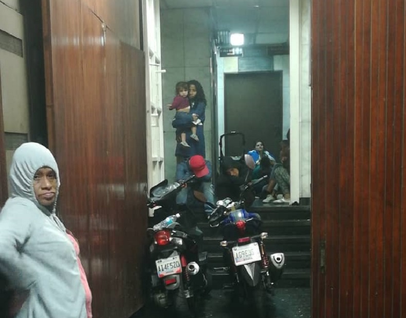 Invaden edificio en la avenida Urdaneta de Caracas (videos)