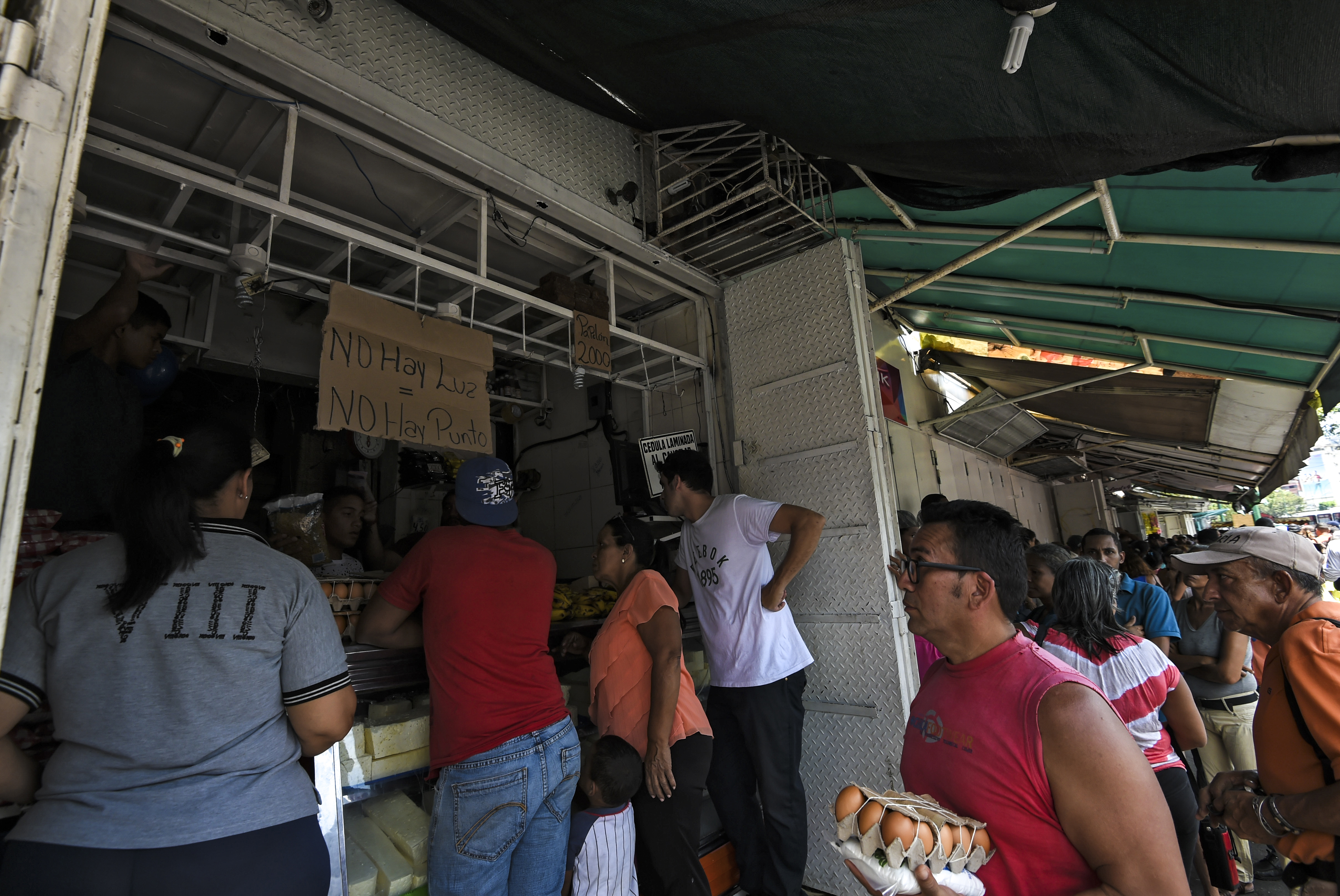Los venezolanos ven impotentes cómo se les pudre la comida luego de tres días de apagón