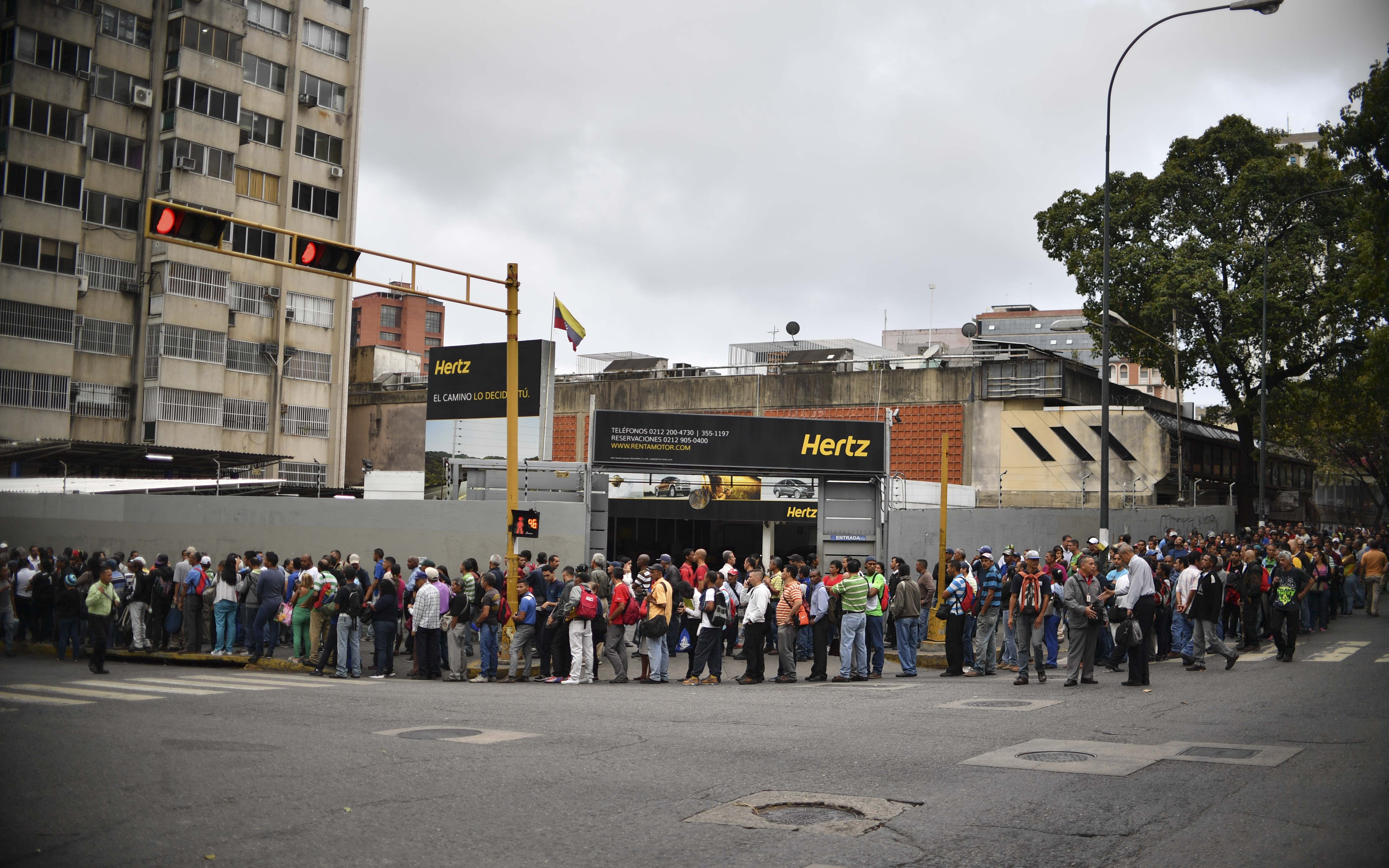 Ni agua, ni luz, y largas colas: El suplicio de los venezolanos para volver al trabajo tras apagón #14Mar (FOTOS)