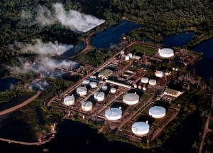 Miles de barriles de petróleo arden en el noreste de Colombia por ataque