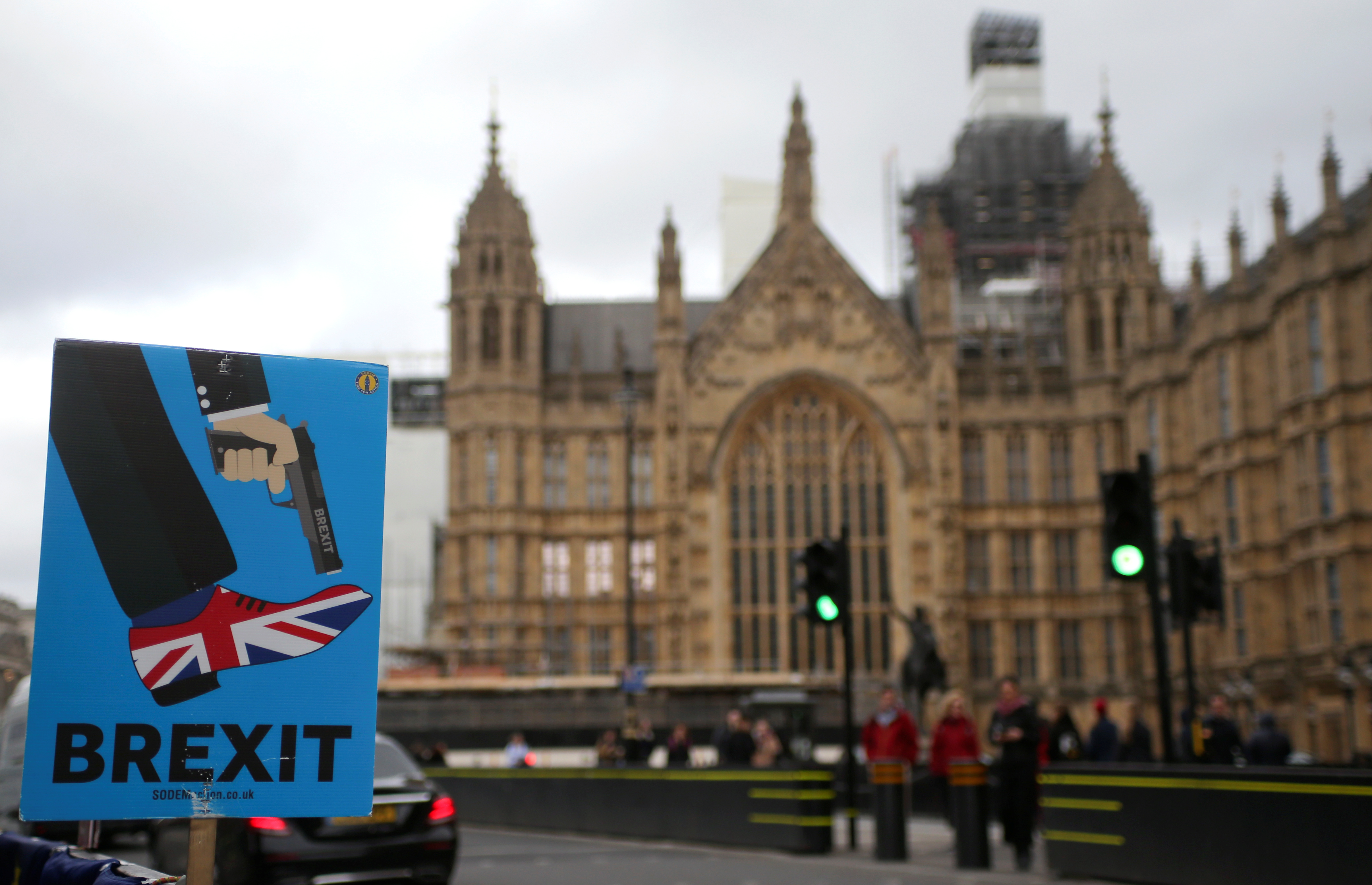 Partido del brexit no rivalizará con los conservadores de Johnson en las legislativas