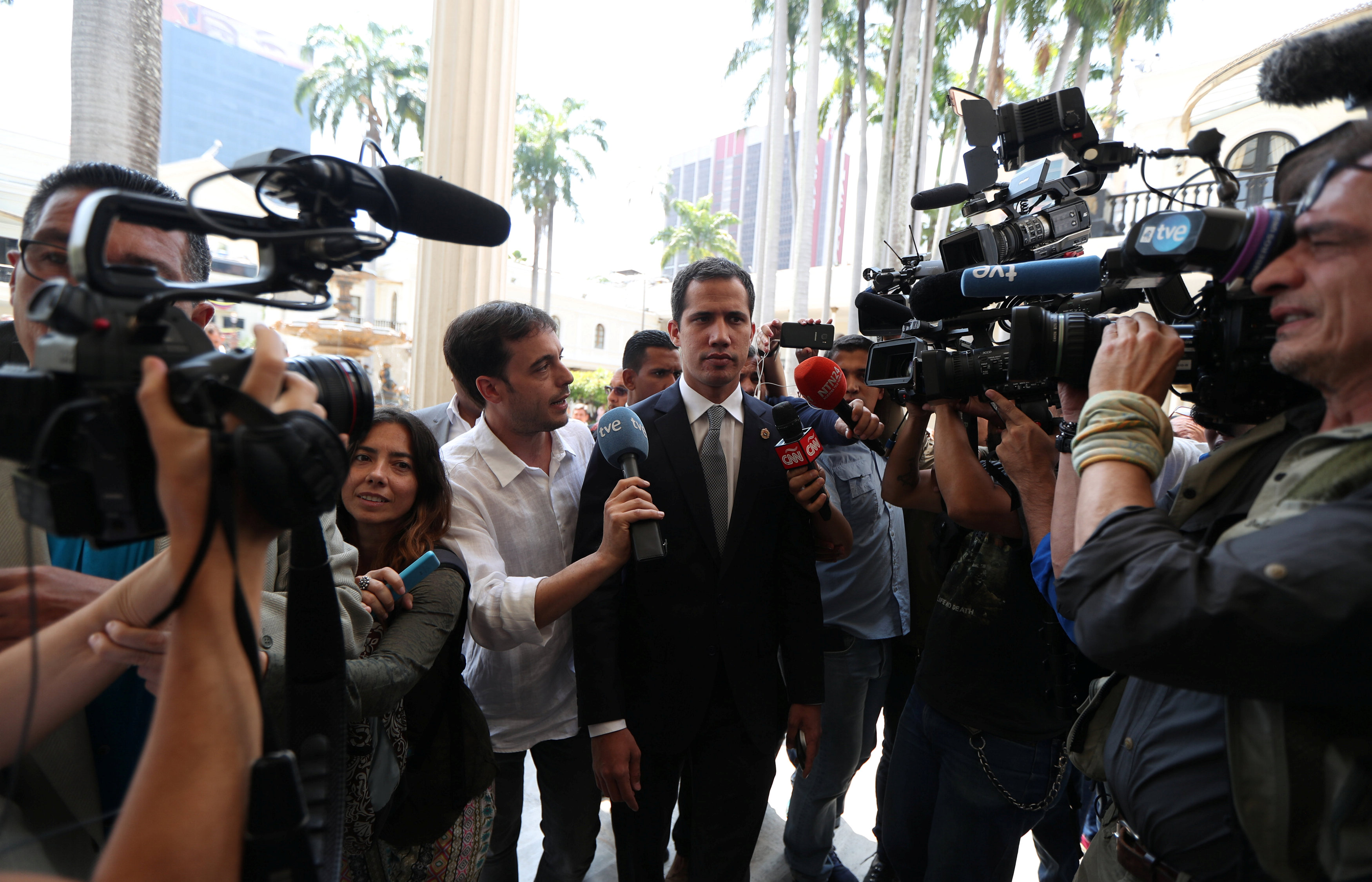 Juan Guaidó llega a la AN para presidir sesión ordinaria #26Mar