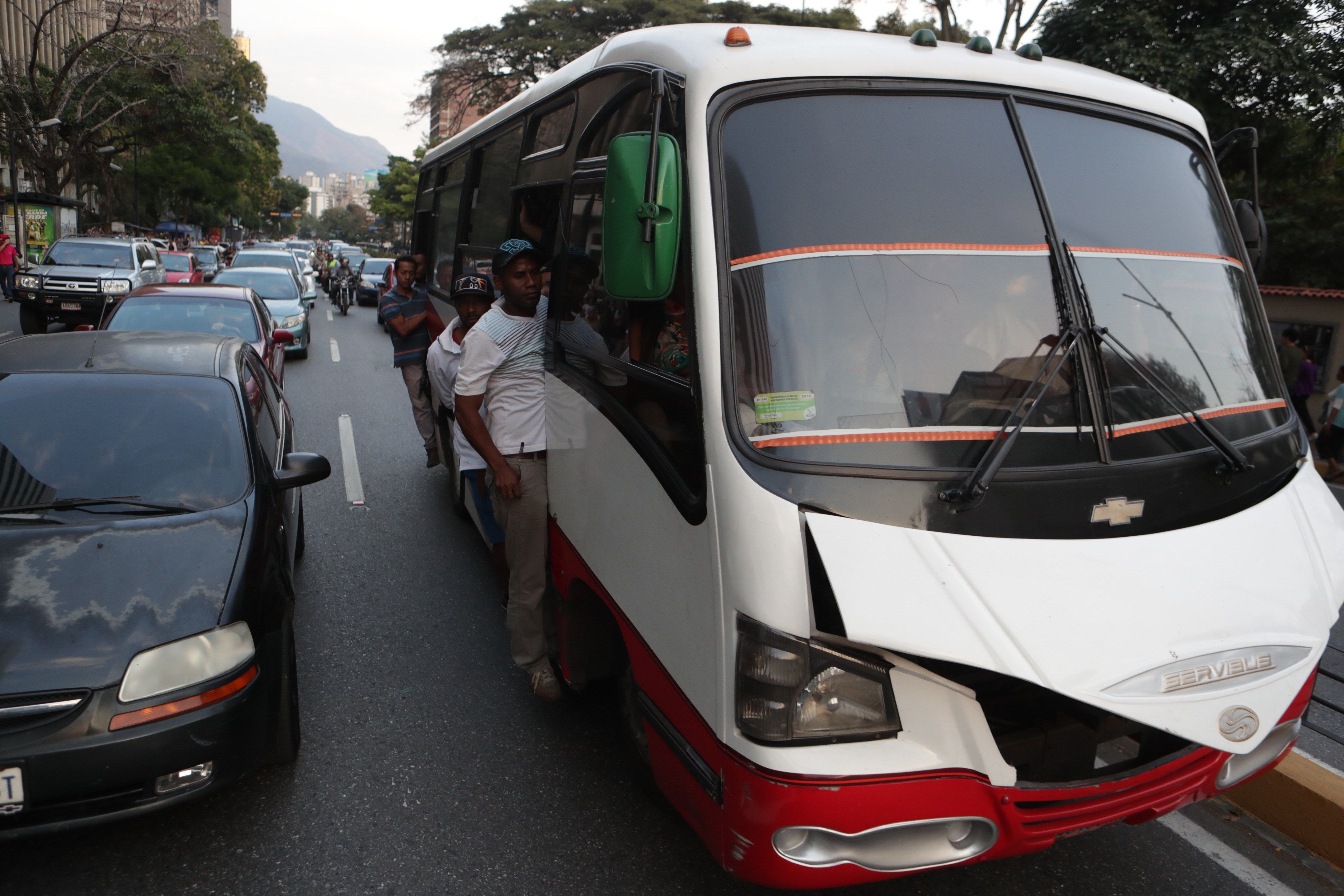 El 80% del transporte público terrestre en Venezuela está paralizado