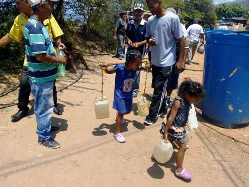 Julio Reyes: Sequía madurista obliga a nuestros niños a cargar agua en sectores populares