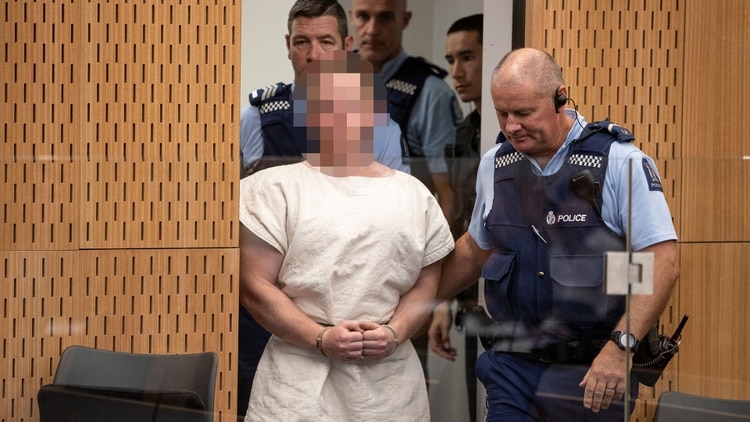 Asesino de Nueva Zelanda comparece ante tribunales con un gesto del “white power” (Fotos)