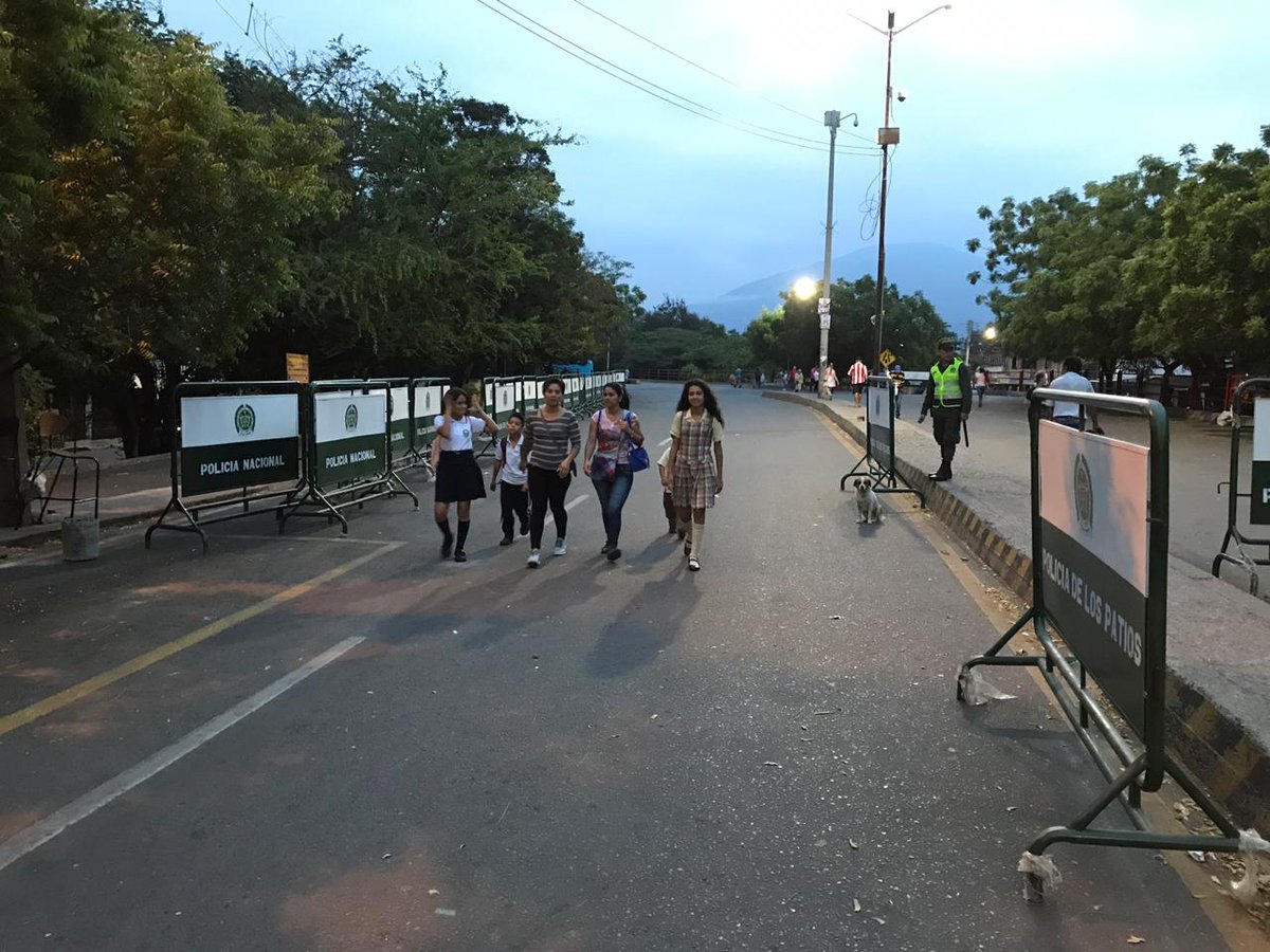FOTO: Niños venezolanos comienzan a cruzar puentes fronterizos hacia Colombia tras 17 días de cierre