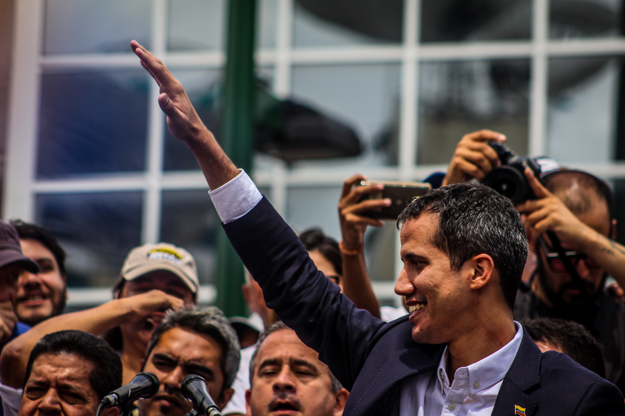 EEUU pide a la prensa llamar presidente a Juan Guaidó