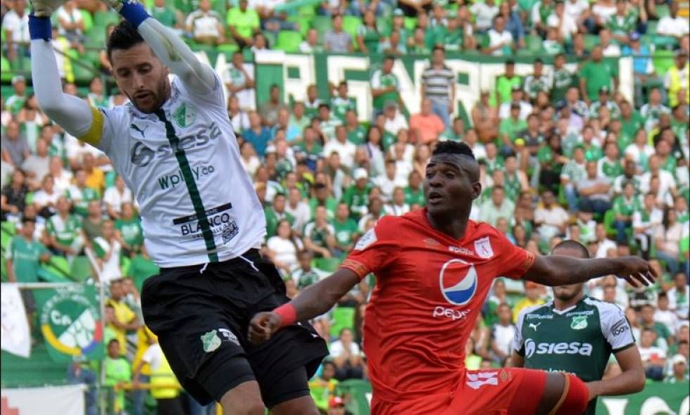 ¡Insólito! Este jugador se disfrazó de policía para concentrase con la selección de Colombia (Fotos y video)