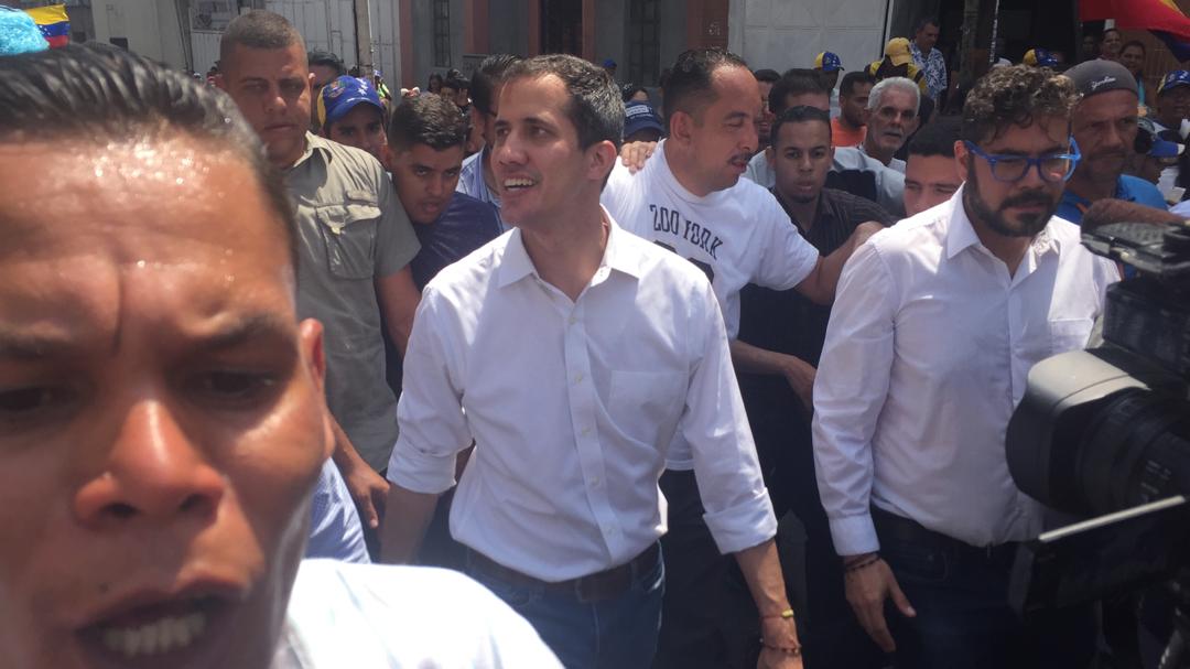 Juan Guaidó llegó a la plaza El Cónsul de Maiquetía para hablarle a los venezolanos #17Mar (Fotos+Video)