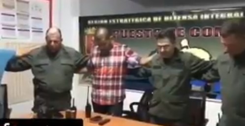 EN VIDEO: El show de Omar Prieto rodeado de militares orando para mantenerse leales a Chávez