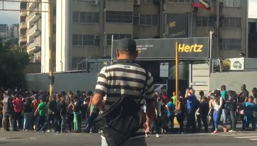 La KILOMÉTRICA cola de caraqueños para tomar el Metrobús en Chacaíto (VIDEO) #14Mar