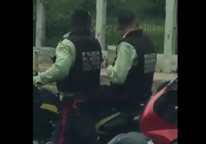 En Video: Policías municipales en Anzoátegui ingieren alcohol uniformados y en plena vía