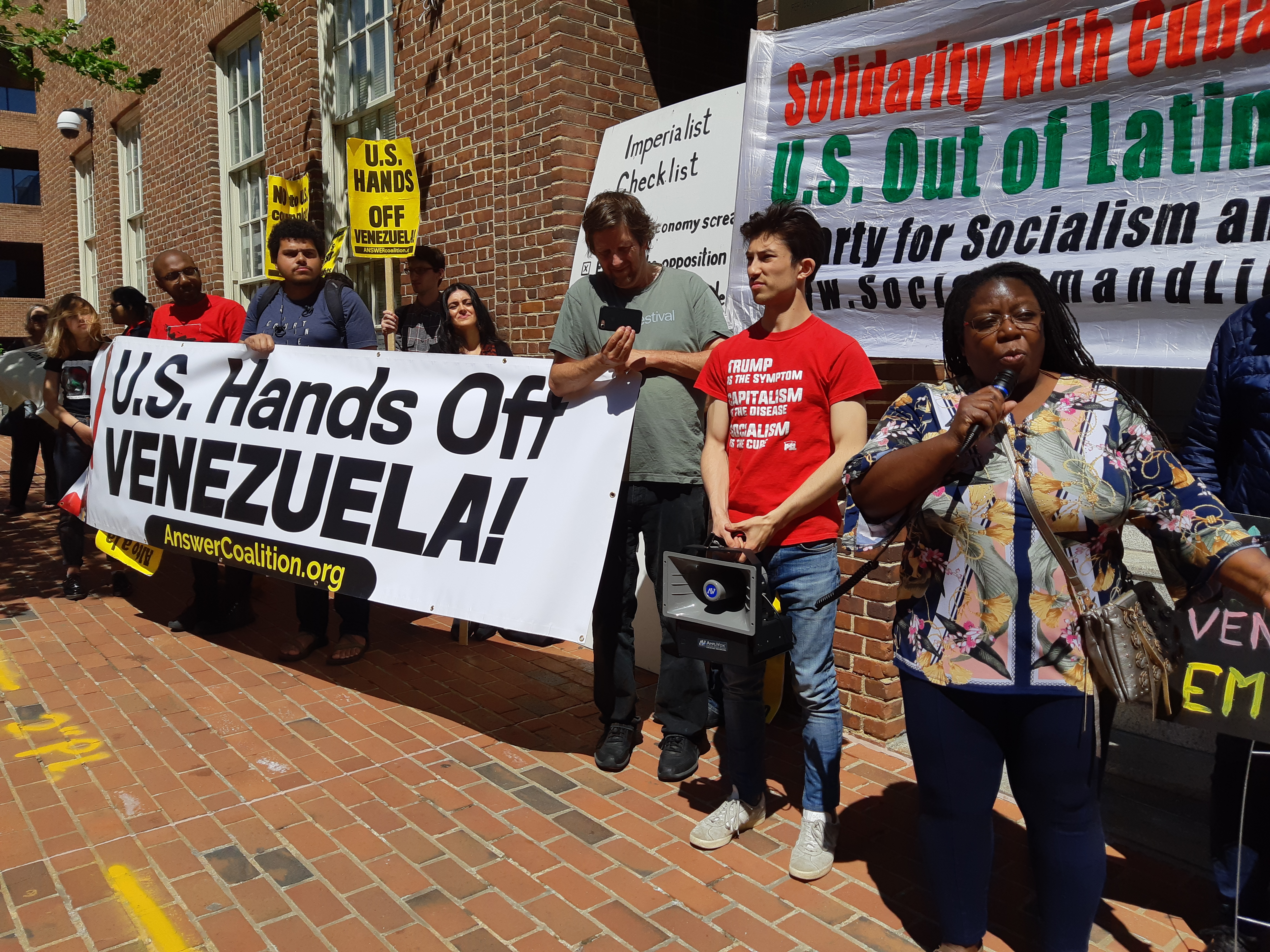 Comunistas gringos mantienen toma de la embajada de Venezuela en EEUU (Fotos)