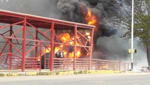 Gandola de gasolina se volcó e incendió frente al parque Cachamay (VIDEO)