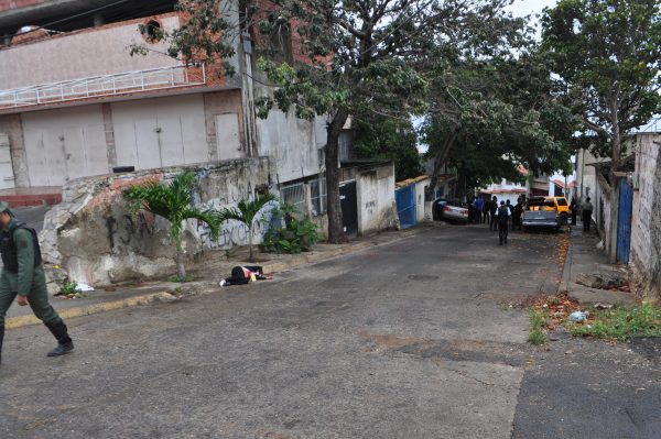 Motorizados asesinaron a una pareja en Vargas