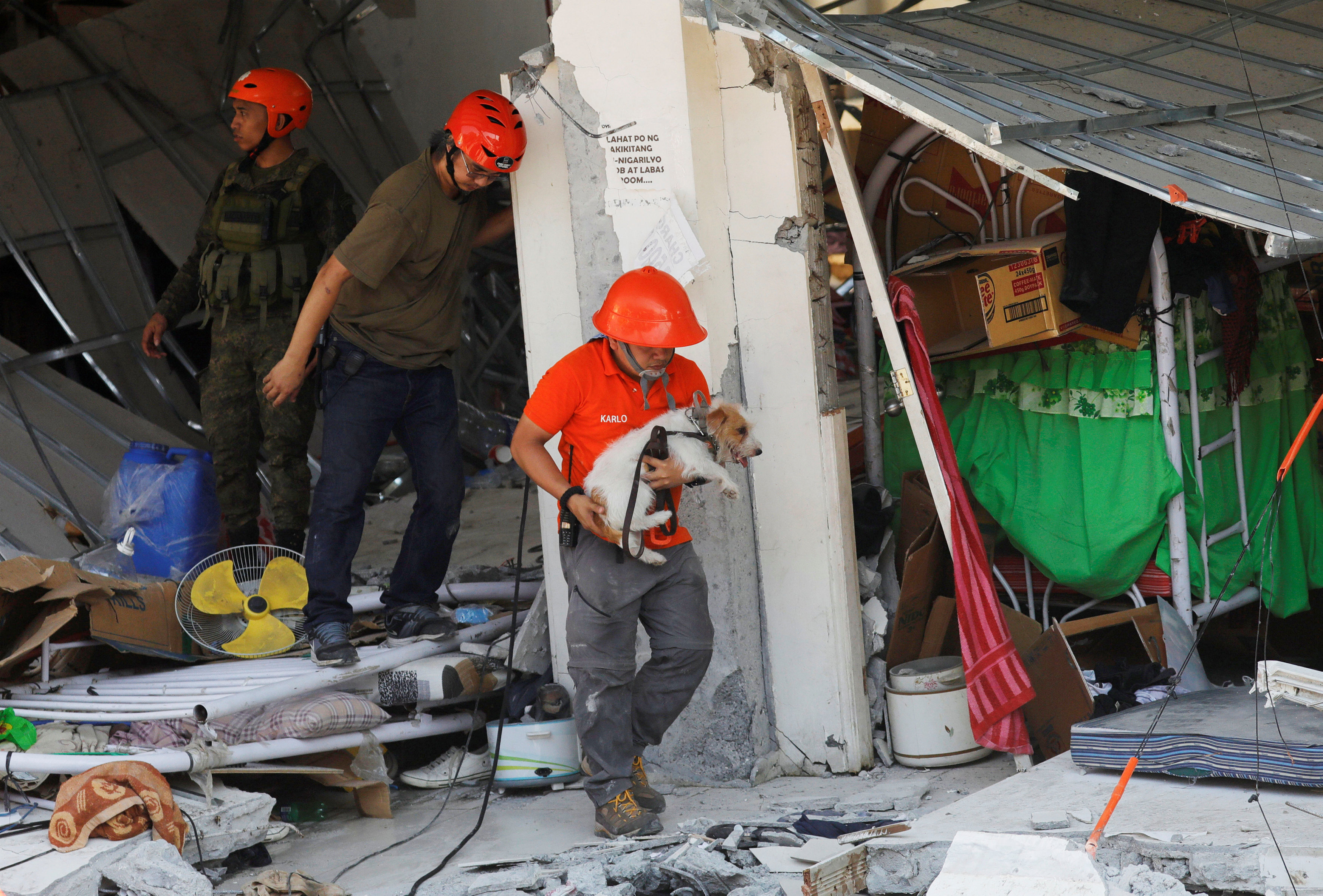 Ascienden a 16 los fallecidos por terremoto de 6,1 en Filipinas