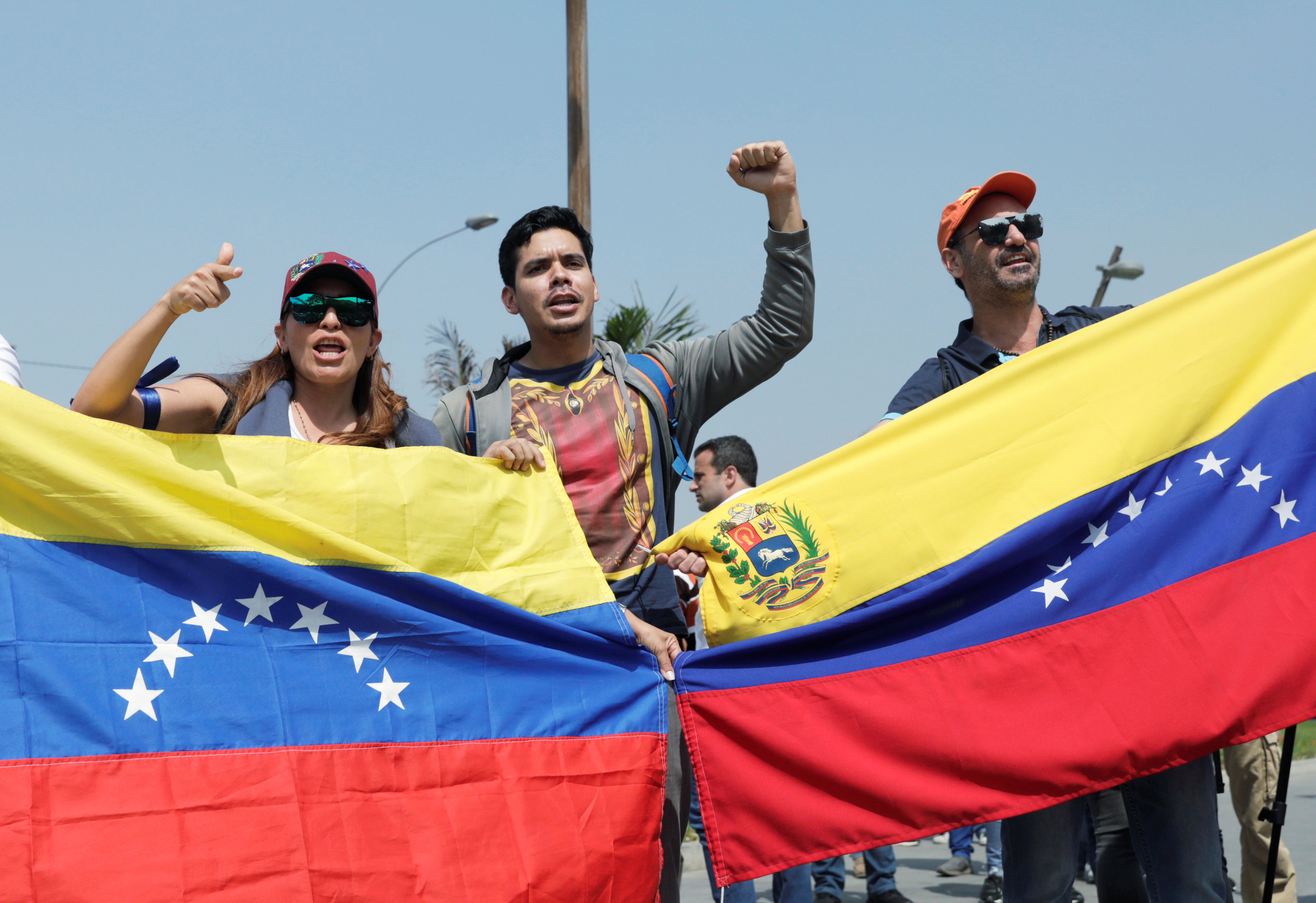 Venezolanos en Perú celebran con himno y música levantamiento de Guaidó
