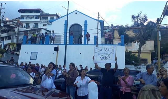 Vecinos de El Hatillo protestan por ineficiencia del régimen con servicios públicos #4Abr (Fotos)